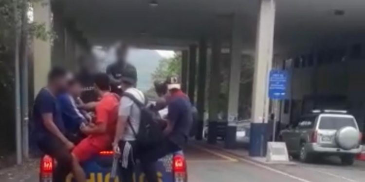 REMITEN A 27 MIGRANTES