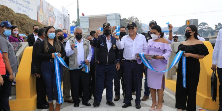 Inauguran paso a desnivel "Alux", en San Lucas Sacatepéquez
