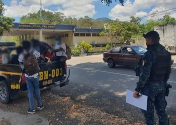 Localizan a grupo de migrantes que caminaba por ruta fronteriza
