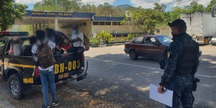 Localizan a grupo de migrantes que caminaba por ruta fronteriza