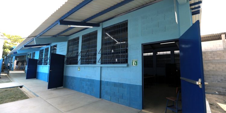 PRESIDENTE ENTREGA AMPLIACIÓN DE ESCUELA EN GUALÁN