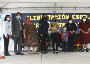 Mineduc da inicio a tercera entrega de alimentación escolar en escuela de zona 5 capitalina
