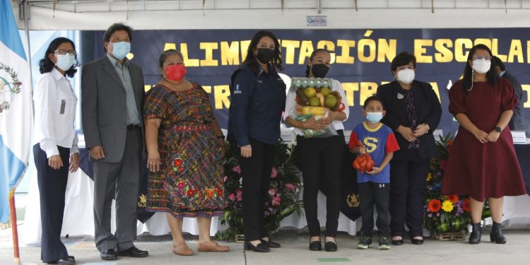 Mineduc da inicio a tercera entrega de alimentación escolar en escuela de zona 5 capitalina