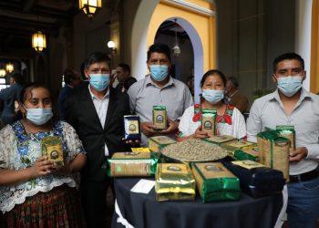 Algunos de los productores guatemaltecos que recibieron el Sello Blanco
