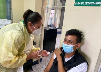 Efectúan jornada de vacunación contra COVID-19 en Camiex