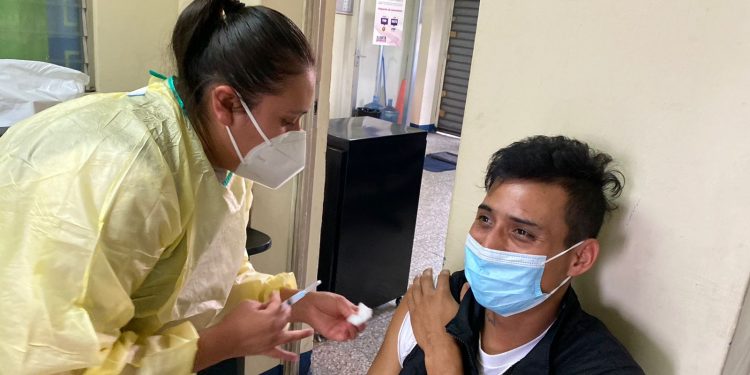 Efectúan jornada de vacunación contra COVID-19 en Camiex