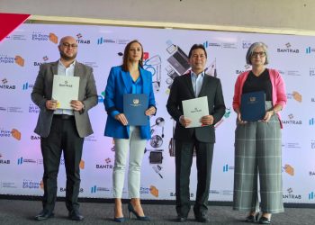 Mintrab y Bantrab firman convenio que dará su primer empleo a jóvenes