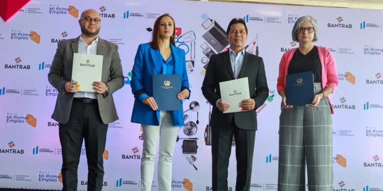 Mintrab y Bantrab firman convenio que dará su primer empleo a jóvenes