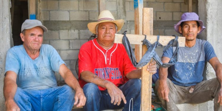 Población de Baja Verapaz festeja el Día de la Santa Cruz