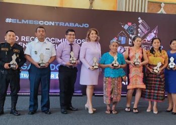 Entregan galardón a salubrista en Retalhuleu