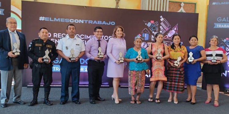 Entregan galardón a salubrista en Retalhuleu