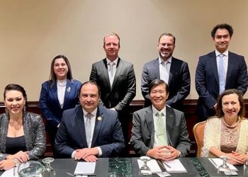 El canciller Mario Búcaro, y miembros de la Cámara Nacional de Turismo de Costa Rica (Canatur)