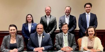 El canciller Mario Búcaro, y miembros de la Cámara Nacional de Turismo de Costa Rica (Canatur)