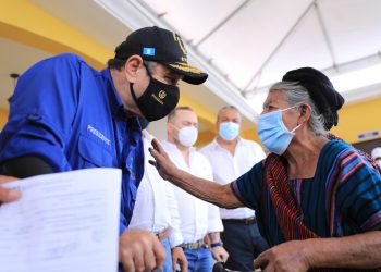 El presidente Alejandro Giammattei participo en al entrega de notificaciones a los adultos mayores a nivel departamental.