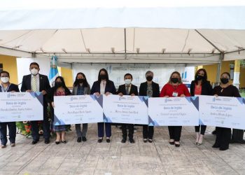 Entregan becas de inglés a docentes del nivel diversificado