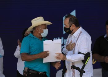 Benefician a familias con entrega de escrituras en Zacapa