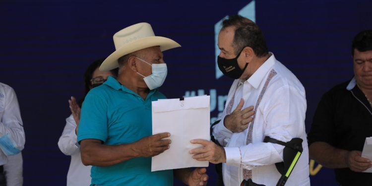 Benefician a familias con entrega de escrituras en Zacapa