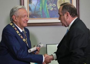 Guatemala entrega Orden del Quetzal a presidente mexicano