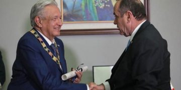 Guatemala entrega Orden del Quetzal a presidente mexicano