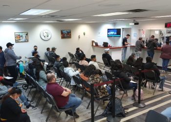 Brindan servicios a connacionales durante sábado consular