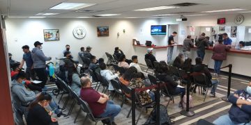 Brindan servicios a connacionales durante sábado consular