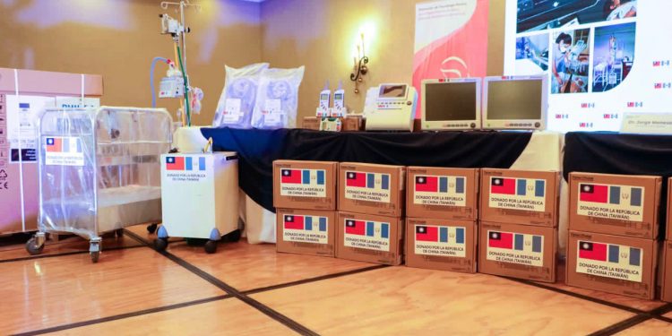 Guatemala recibe donación de equipo médico para salud materno-neonatal