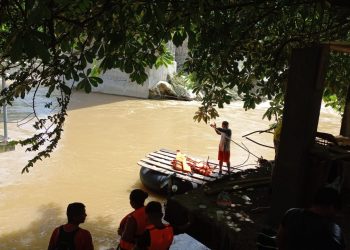 Migrantes ilesos después de volcar una balsa en río Suchiate
