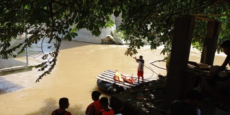 Migrantes ilesos después de volcar una balsa en río Suchiate