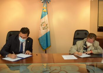 Firma de convenio entre los titulares de Mintrab y Seprem.