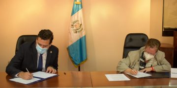 Firma de convenio entre los titulares de Mintrab y Seprem.