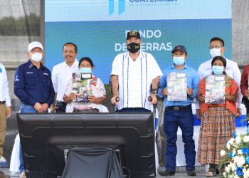 Familias de las Verapaces reciben beneficios del Fondo de Tierras