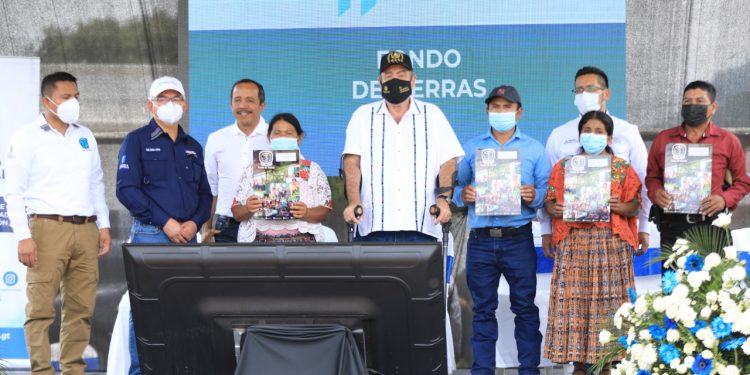 Familias de las Verapaces reciben beneficios del Fondo de Tierras