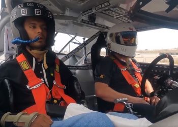 JOVEN CONDUCE AUTO CON LA MENTE