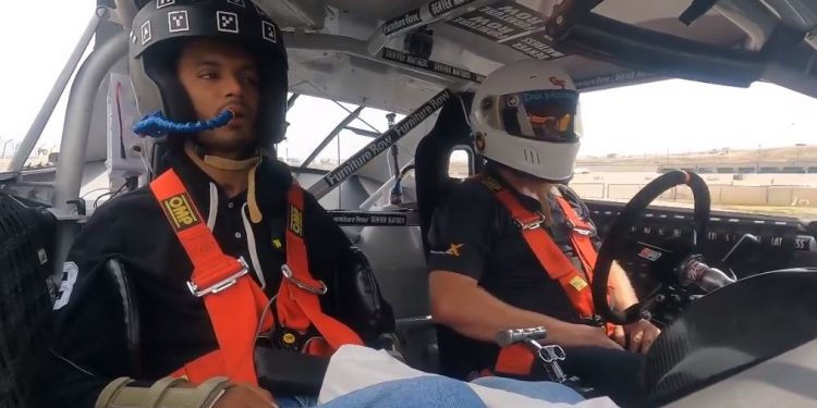 JOVEN CONDUCE AUTO CON LA MENTE