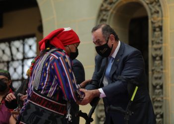Presidente Giammattei entrega credenciales a 50 guías espirituales