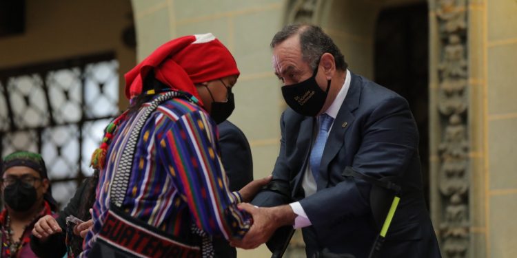 Presidente Giammattei entrega credenciales a 50 guías espirituales