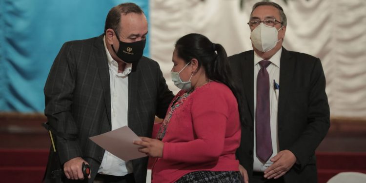 Gobierno inicia trasladado de trabajadores de Salud por contrato a renglón permanente