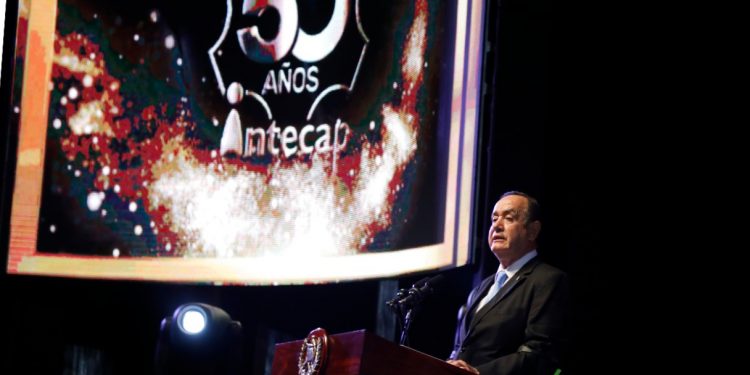 Presidente valora rol de Intecap en tecnificación de guatemaltecos