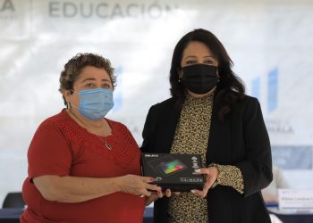 ENTREGAN TABLETS A ESCUELAS