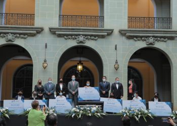 Becas de inglés beneficiarán a más de 5 mil estudiantes del ciclo diversificado