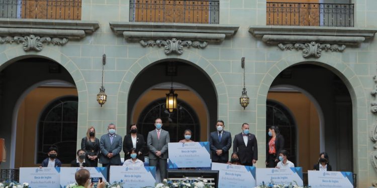 Becas de inglés beneficiarán a más de 5 mil estudiantes del ciclo diversificado