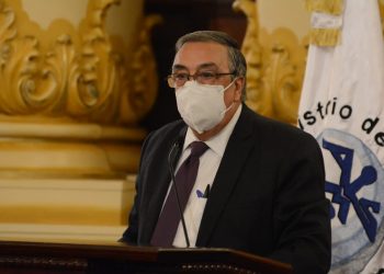 Ministro de Salud, Francisco Coma, en el Palacio Nacional de la Cultura.