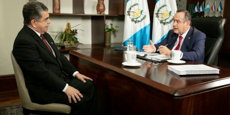 Presidente continúa diálogos con aspirantes a fiscal general y jefe del Ministerio Público