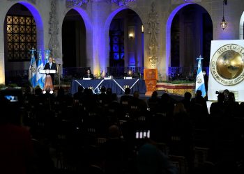 Presidente Alejandro Giammatei en actividad del Patio de la Paz, Palacio Nacional de la Cultura.