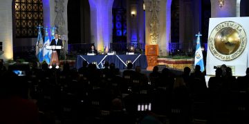 Presidente Alejandro Giammatei en actividad del Patio de la Paz, Palacio Nacional de la Cultura.