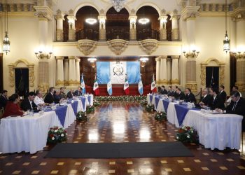 Mandatarios de Guatemala y México sostienen reunión bilateral