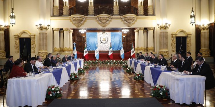 Mandatarios de Guatemala y México sostienen reunión bilateral