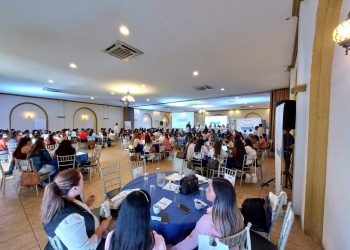 Mujeres refuerzan sus conocimientos para prevenir delitos de violencia