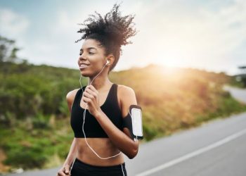 La música ayuda a correr más y mejor a “runners”, según un estudio