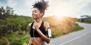 La música ayuda a correr más y mejor a “runners”, según un estudio